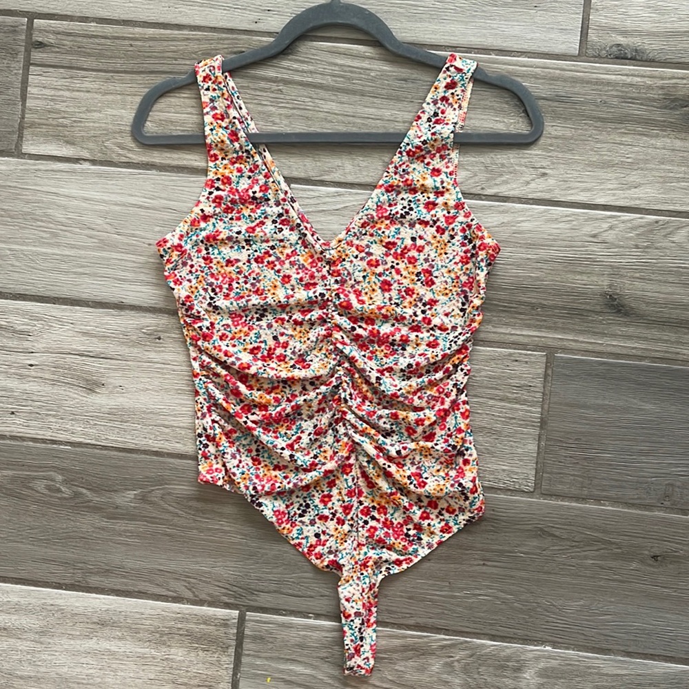Leith Short Sleeve Floral Bodysuit Size Medium
